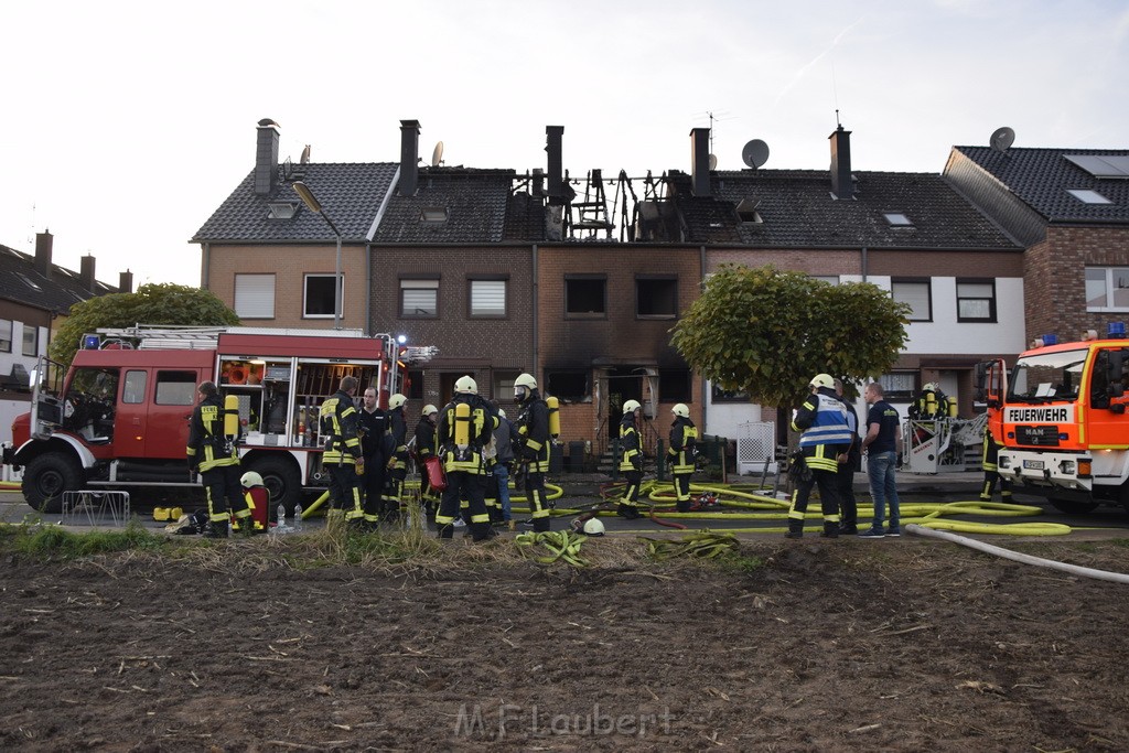 Feuer 2 Vollbrand Reihenhaus Roggendorf Berrischstr P152.JPG - Miklos Laubert